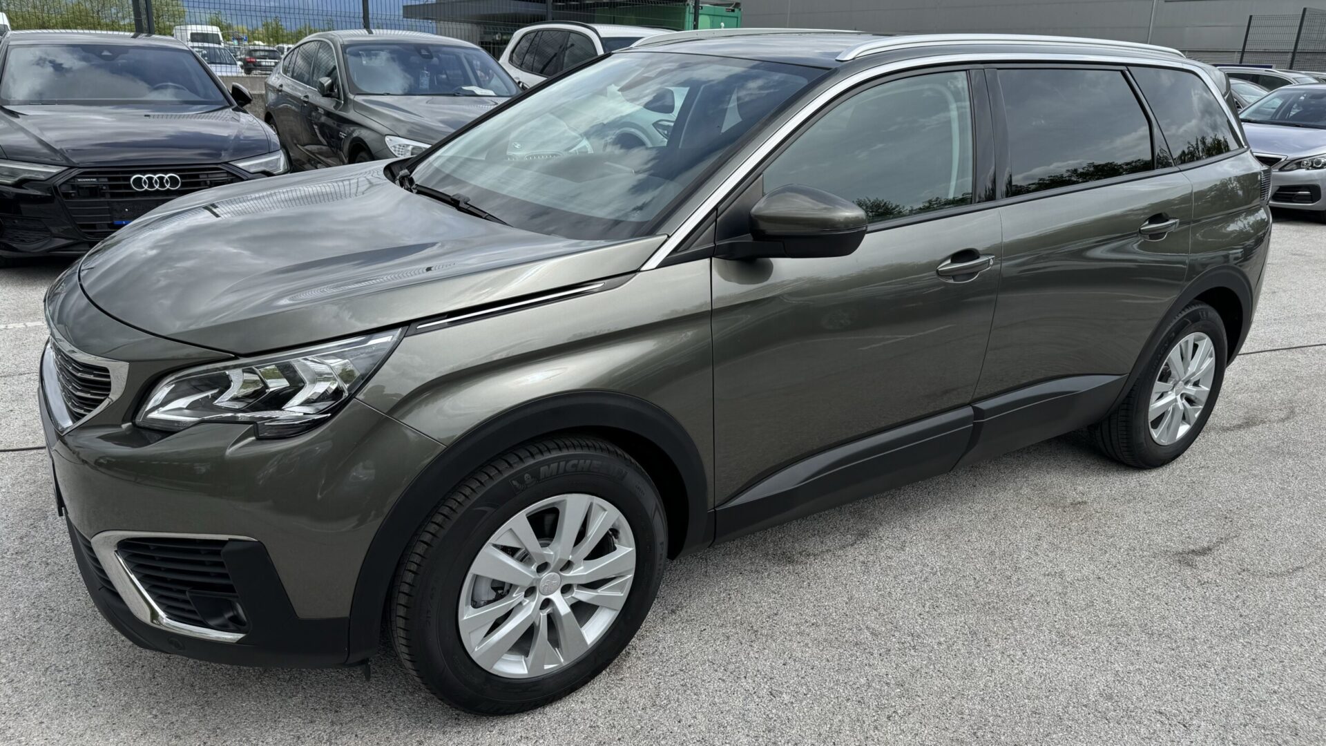 4 PEUGEOT 5008 1.2 PURETECH